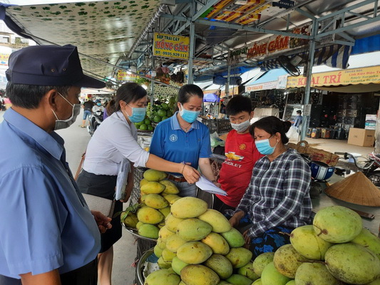 Tuyên truyền về BHXH cho người dân.